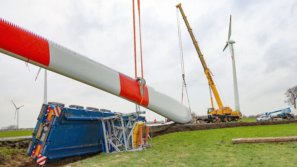 Mit schweren Autokränen wird an der Bergung des verunglückten Schwertransporters gearbeitet. Foto: Romuald Banik