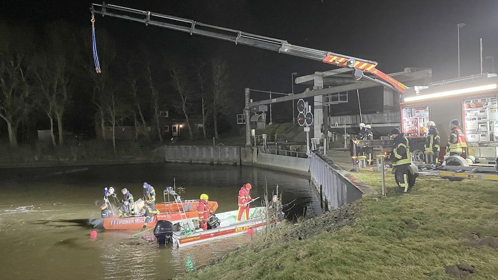 Mit zwei Booten wurde der Wagen zurück ans Ufer geschleppt. Foto: Feuerwehr