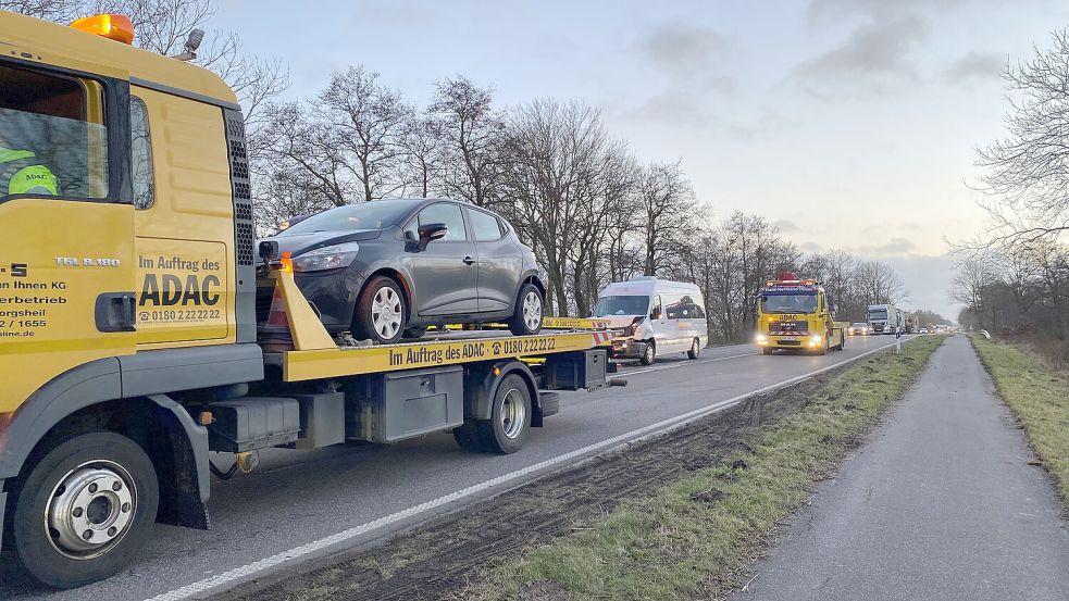 Die am Unfall beteiligten Fahrzeuge wurden abgeschleppt. Foto: Harms