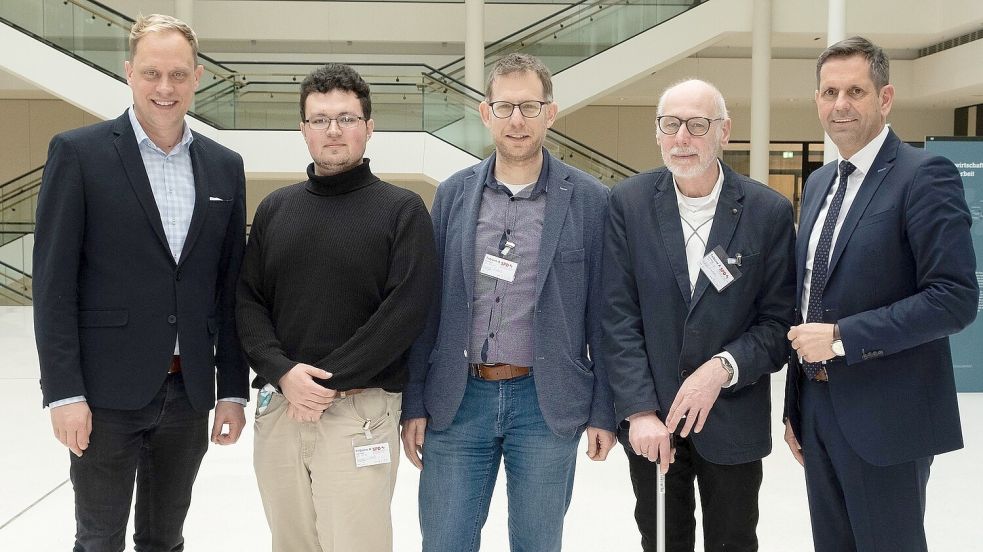 Wiard Siebels (MdL, SPD, von links), Schriftführer Deniz Brinkmeyer, stellvertretender Vorsitzender Thomas Gerke, Schatzmeister Bruno Braun und Minister Olaf Lies. Foto: privat