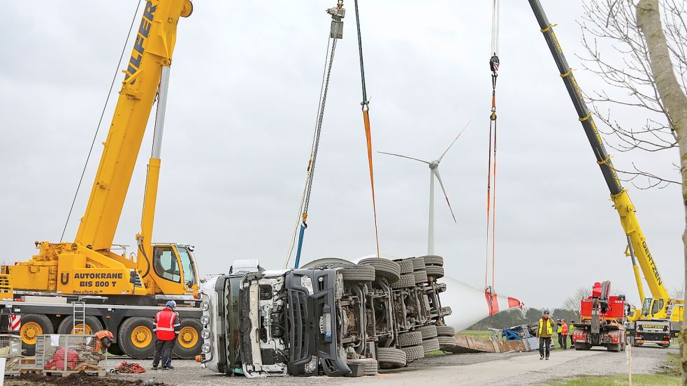 In der Nacht zu Mittwoch kippte der Rotorblatt-Transporter um. Er musste mithilfe mehrerer Autokrane geborgen werden. Foto: Romuald Banik