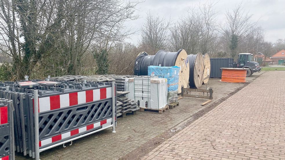 Auf dem Parkplatz des Moormuseums in Moordorf stehen Material und Baumaschinen für den Ausbau durch Glasfaser Nordwest bereit. Foto: Holger Janssen