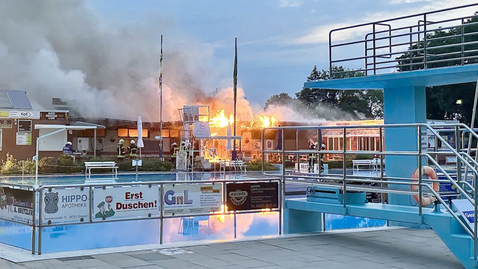 Ein Feuer zerstörte am 11. Juli 2023 große Teile des Emder Van-Ameren-Bürgerbades. Foto: Stadt Emden