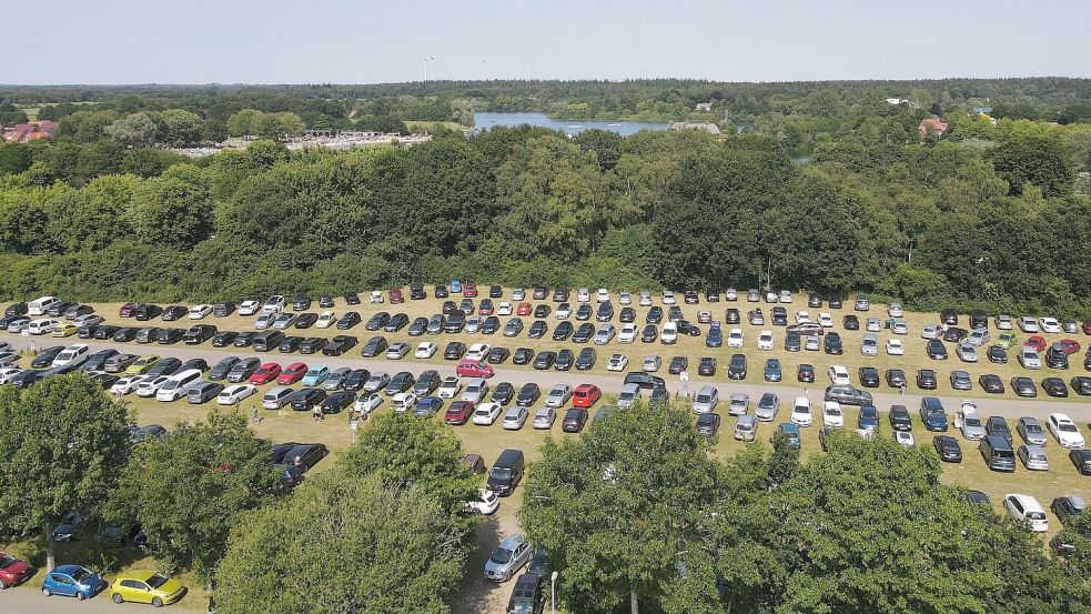 Der hintere Parkplatz, so die Empfehlung, sollte zumindest in Teilbereichen mit Rasengittersteinen befestigt werden. Foto: Alessandro Cipolla