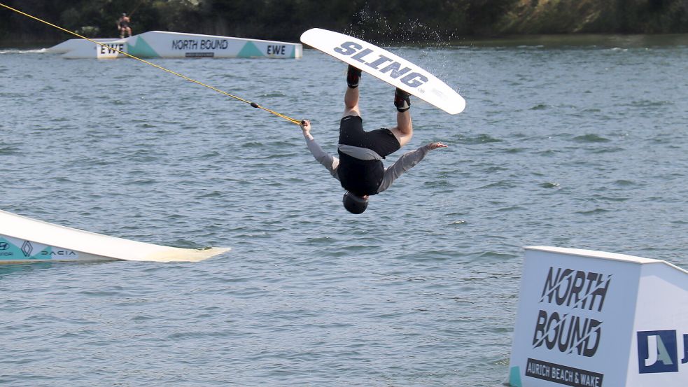Mit dem Bau der Wakeboardanlage wurde die Saison am Badesee Tannenhausen verlängert. Foto: Heino Hermanns