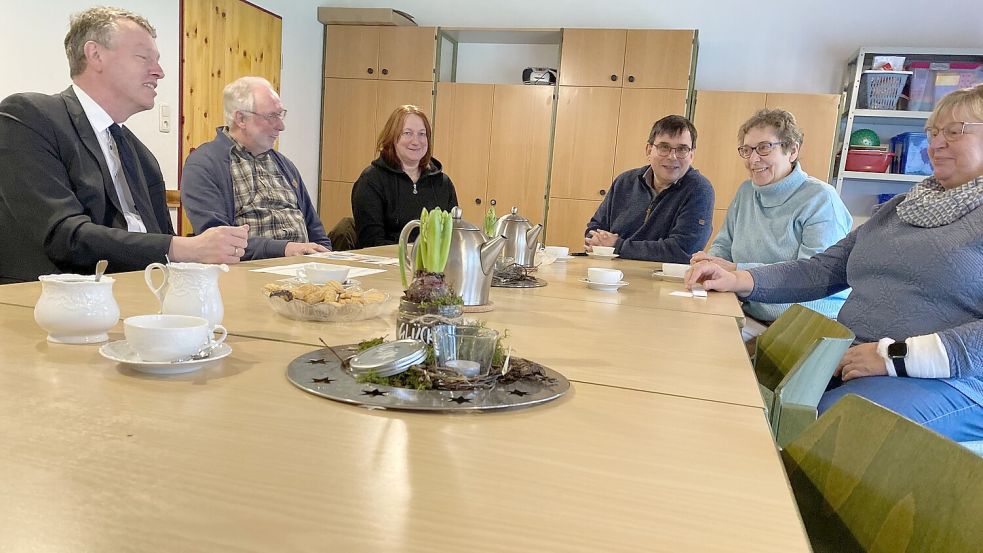 Gemütliche Teerunde mit Hilfe inklusive: Darüber berichteten der Ihlower Bürgermeister und Vertreter für die Awo, Arno Ulrichs (von links), Reinhold Adden vom VdK, Edelgard Wienekamp von der Kleiderkammer Ihlow, Pastor Joachim Pothmann, Monika Kramer vom SoVD und Margret Schoon vom VdK. Foto: Christin Wetzel