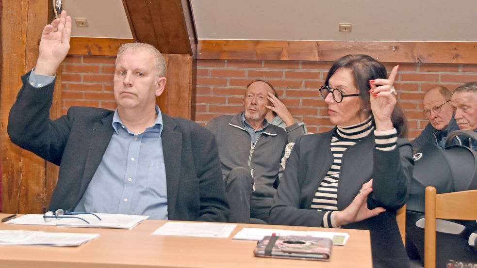 Die Leezdorfer SPD-Ratsfrau Heidi Schmidt (hier neben ihrem Ratskollegen Heinrich Ubben) stimmte im Dezember gegen ihre rot-grüne Ratsgruppe. Foto: Thomas Dirks