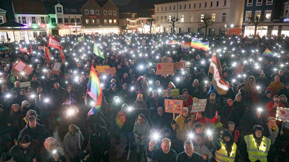 Ein Lichtermeer für Toleranz und Vielfalt und gegen Rechtsextremismus gab es am 30. Januar auf dem Auricher Marktplatz. Foto: Romuald Banik