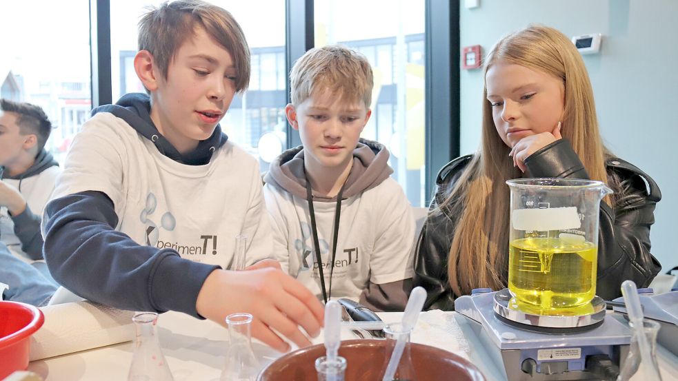 Die Siebtklässler Samuel Rolfe (von links), Julian Busch und Amelie Eßer aus Oldenburg „stapelten“ Wasser. Foto: Heino Hermanns