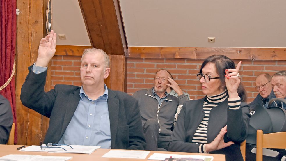Mitte Dezember war erstmals Eintracht zwischen Heinrich Ubben (Moin) und Heidi Schmidt (damals SPD) erkennbar. Sie stimmten zusammen gegen die Umgestaltung des Dorfplatzes und gegen den Doppelhaushalt 2024/25. Foto: Thomas Dirks