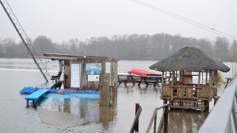 Die Steganlage am Badesee Tannenhausen steht im Februar unter Wasser. Foto: Lasse Paulsen