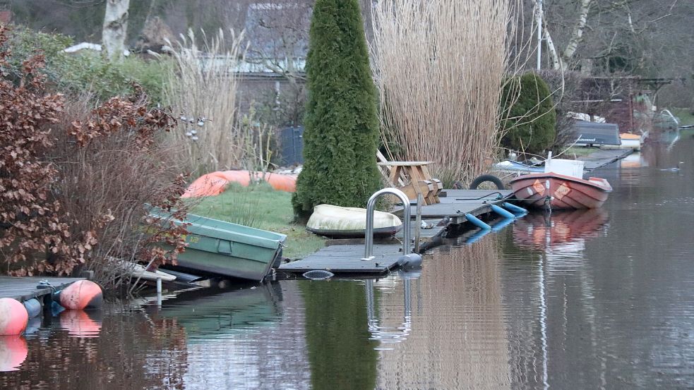 Die Gewässer in der Feriensiedlung am Großen Meer in Südbrookmerland waren auch an den Tagen nach dem Hochwasser randvoll. Foto: Karin Böhmer