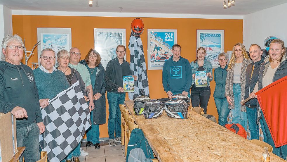 Das Organisationsteam rund um Peter Adena (Sechster von rechts) ist groß, nun wird für die vielen Kilometer Brookmerlander Straßenrand auf viele Helfer gezählt. Foto: Folkert Bents