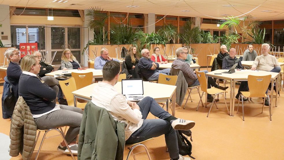 13 Arbeitskreismitglieder, Dorfregion-Koordinatorin Dr. Christiane Sell-Greiser und drei Mitarbeiter der Rathauses trafen sich am Donnerstag im Foyer der IGS in Marienhafe. Foto: Karin Böhmer