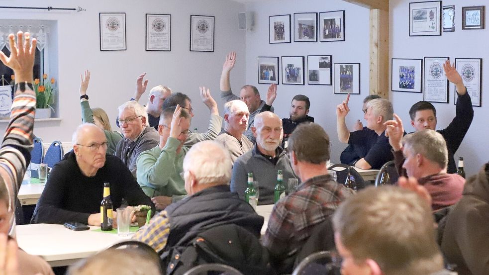 Die Delegierten bei der Abstimmung. Foto: Wilfried Gronewold