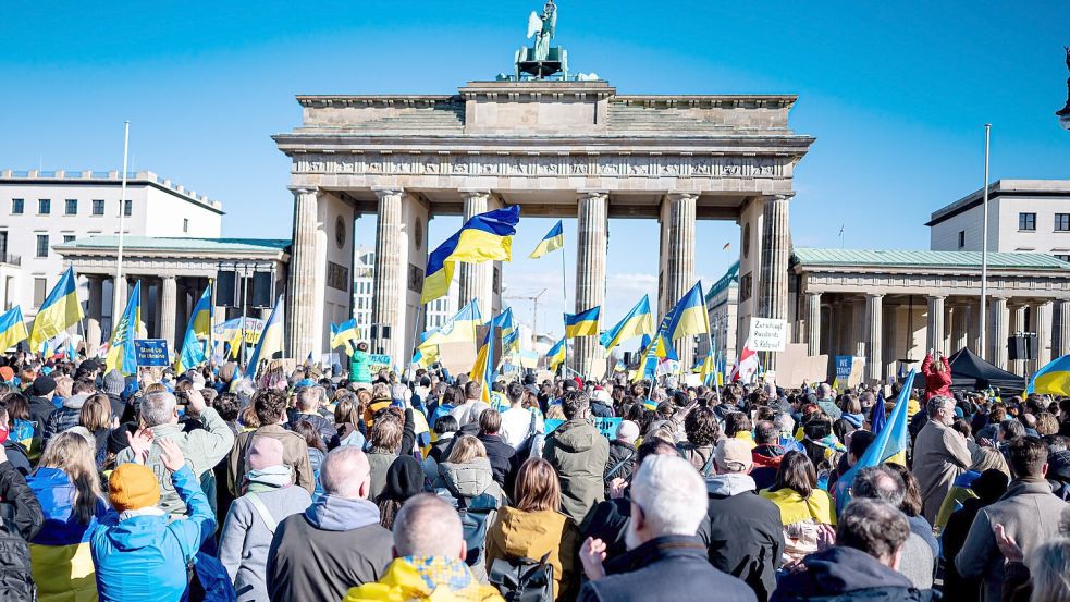 Anlässlich des zweiten Jahrestags der russischen Angriffskriegs auf die Ukraine finden in Deutschland vielerorts Aktionen und Kundgebungen in Solidarität mit der Ukraine statt. Foto: Fabian Sommer