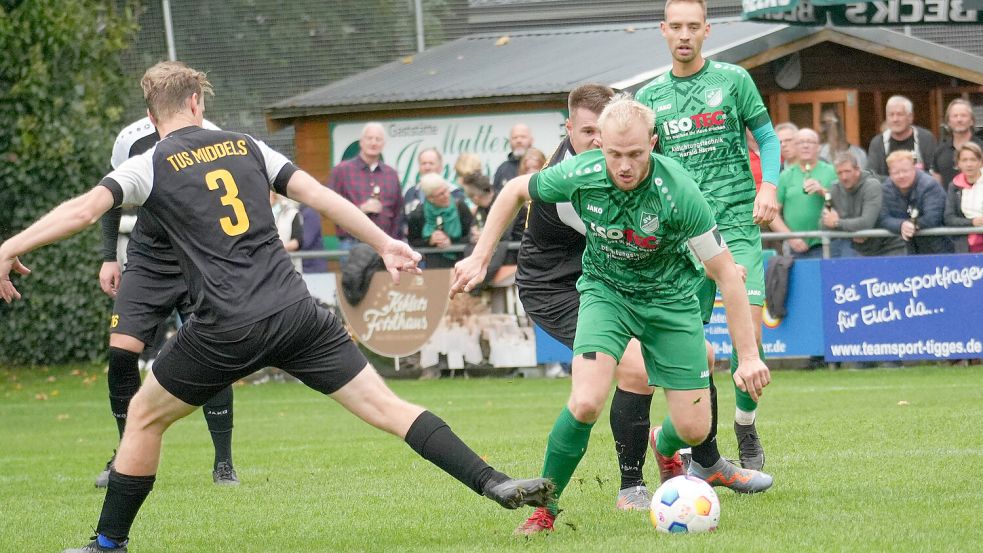 Bent Bogena (am Ball) markierte den Treffer zum 2:2 in Norden. Foto: Helmut Vortanz