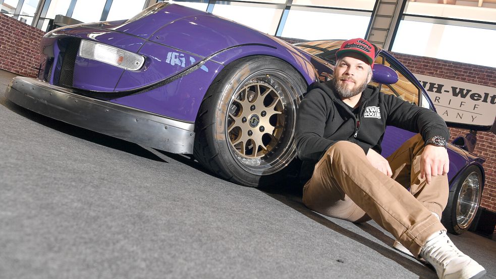 Der Wahl-Ostfriese Sidney Hoffmann liebt Porsche. Kein Wunder also, dass nun auch einer durch die Straßen des Landkreises rollt Foto: Felix Kästle/dpa