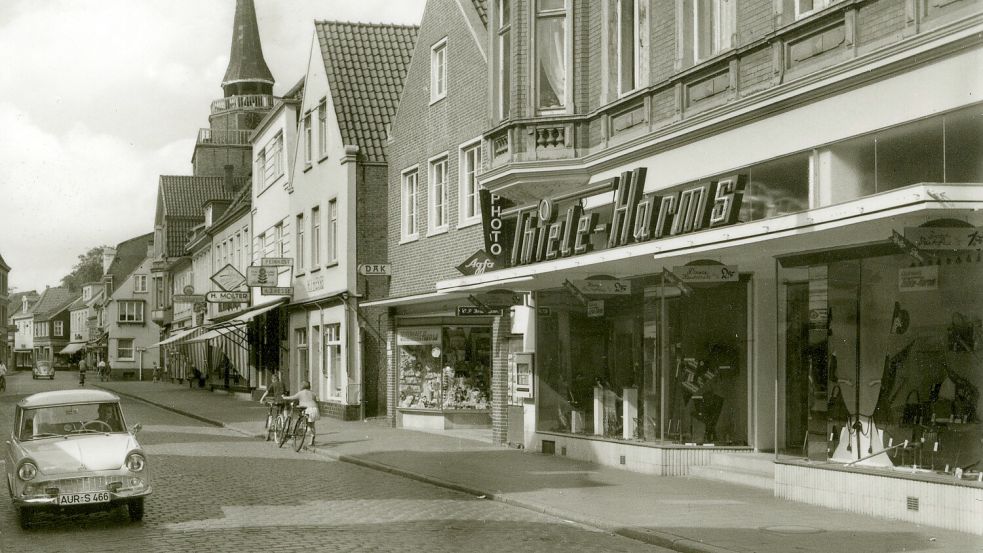 Aushängeschild der Auricher Geschäftswelt: Neben Schüt-Duis oder Silomon zählte Thiele-Harms in der Wilhelmstraße zu den bedeutendsten Kaufhäusern. Der Wettbewerb spornte die Betriebe zu Höchstleistungen an. Fotos: Archiv ON
