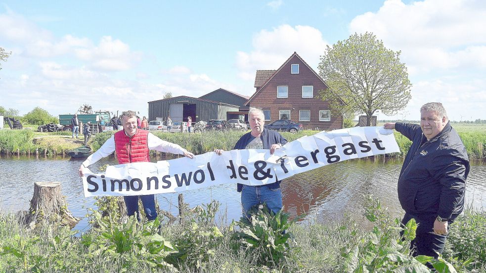 Die Simonswoldmer Arno Ulrichs, Johann Hoofdmann und Hinrich Päben haben sich im Mai 2021 zu dieser spontanen Aktion für den Bau einer Kurbelfähre mit ihren Ortsratskollegen aus Tergast am Ippenwarf entschlossen. Foto: Gerd-Arnold Ubben