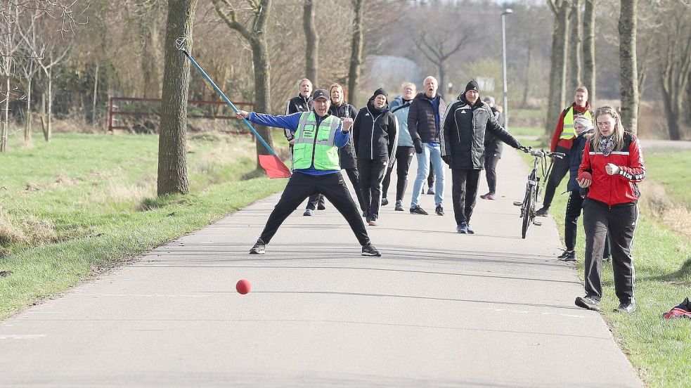 Der Rahester Anweiser Arno Penning freute sich über einen Wurf seiner Mannschaft im Duell gegen Schirumer Leegmoor (rote Jacken). Beide Seiten lieferten sich am Kukelorum ein wurfreiches Spiel. Im Ziel wurden die Punkte geteilt. Foto: Wilfried Gronewold