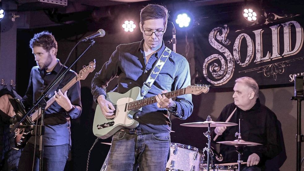 Veranstalter und Musiker: Gitarrist Tido Schmidt spielt mit seiner Band „Solid Ice“ im Hotel Am Schloss. Die Organisation der Kneipennacht ist für ihn eine „Herzensangelegenheit“. Foto: privat