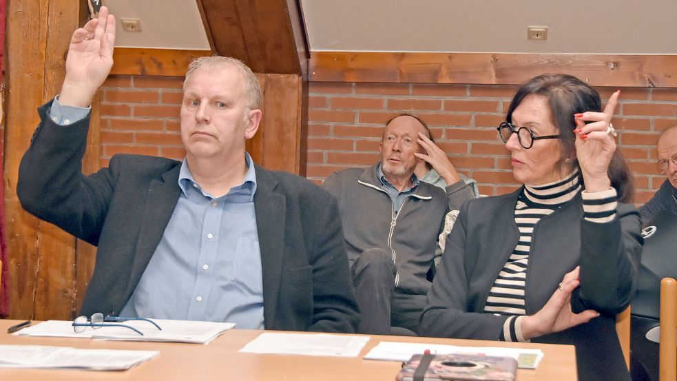 Heinrich Ubben und Heidi Schmidt bilden künftig eine Fraktion im Rat der Gemeinde Leezdorf. Foto: Thomas Dirks