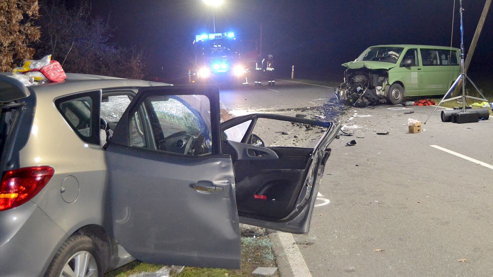 Auf der Brockzeteler Straße stießen ein Auto und ein Transporter frontal zusammen. Die 90-jährige Beifahrerin in dem Auto verstarb. Foto: Lasse Paulsen