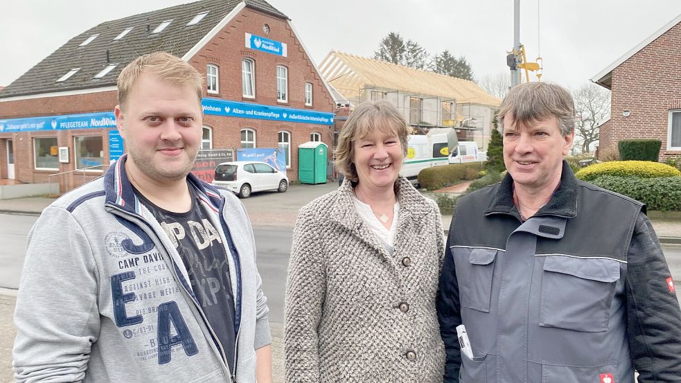 Lars Wallis vom Pflegeteam Nordwind (von links) sowie die Investoren und Vermieter Heike und Alwin Christians vor dem Neubau an der Friesenstraße. Fotos: Christin Wetzel