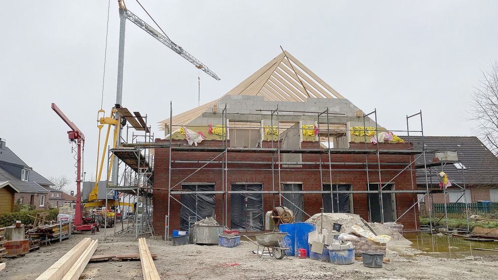 Blick von der Rückseite des Grundstücks auf den Neubau.