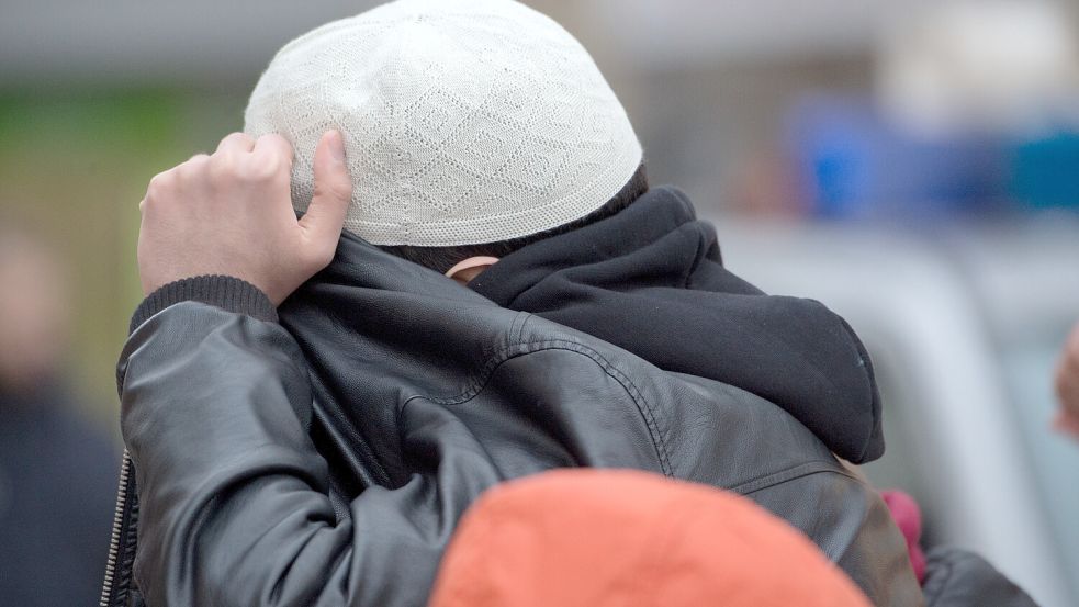 Radikalisierung findet da statt, wo Jugendliche sich aufhalten – mittlerweile haben führende Salafisten auf TikTok Kanäle. Foto: dpa