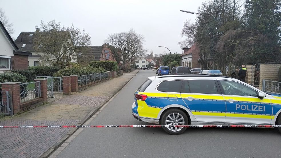 Der Einsatzort am Wiekhorner Heuweg wurde von der Polizei zwischen Baumstraße und Brauenkamper Straße abgesperrt. Foto: Frederik Grabbe