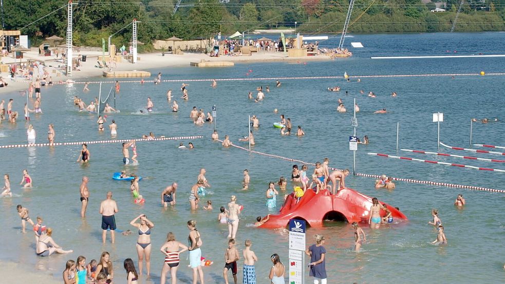 Kinderrutsche und Wasserballtore wird es am Badesee wohl nicht mehr geben. Foto: Heino Hermanns