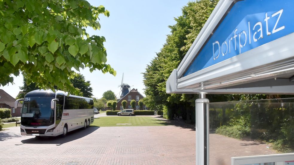 Busse sollen nach der Umgestaltung des Leezdorfer Dorfplatzes über den Sträkweg fahren und vor dem Müllerhaus (im Hintergrund) parken. Foto: Thomas Dirks