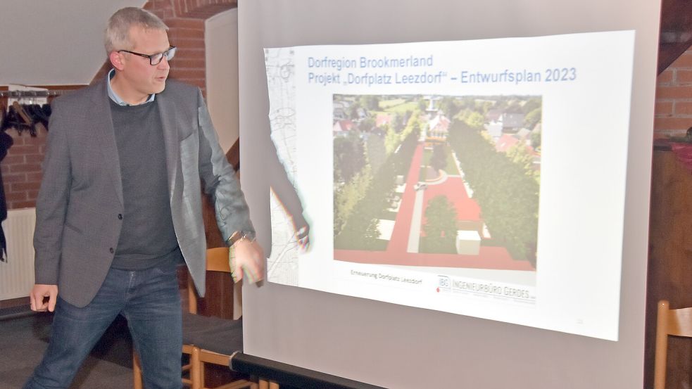 Der stellvertretende Leezdorfer Gemeindedirektor und Brookmerlander Bauamtsleiter Jochen Behrends erläuterte den neuen Dorfplatz-Plan in der Ratssitzung im Dezember 2023. Foto: Thomas Dirks