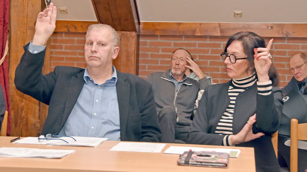 Heinrich Ubben (Wählergruppe Moin) und Heidi Schmidt (bisher SPD), die inzwischen eine Fraktion bilden, lehnten den neuen Plan für die Dorfplatz-Neugestaltung ab. Foto: Thomas Dirks