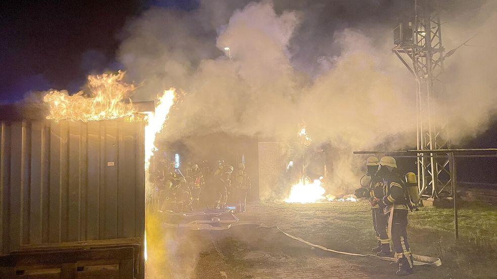 Das Feuer war auf einem abgelegenen Teil des Bahnhofsgeländes ausgebrochen. Fotos: Feuerwehr