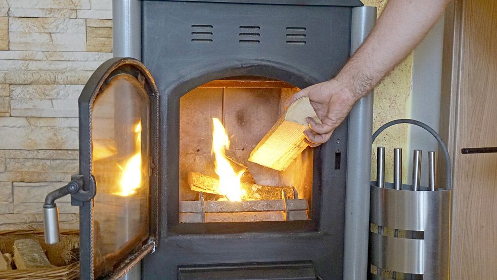 Ist der Kaminofen älter als 14 Jahre, müssen sich Ofenbesitzer in diesem Jahr kümmern, weil sie ihn ab 2025 nicht mehr betreiben dürfen. Foto: Imago Images/MiS