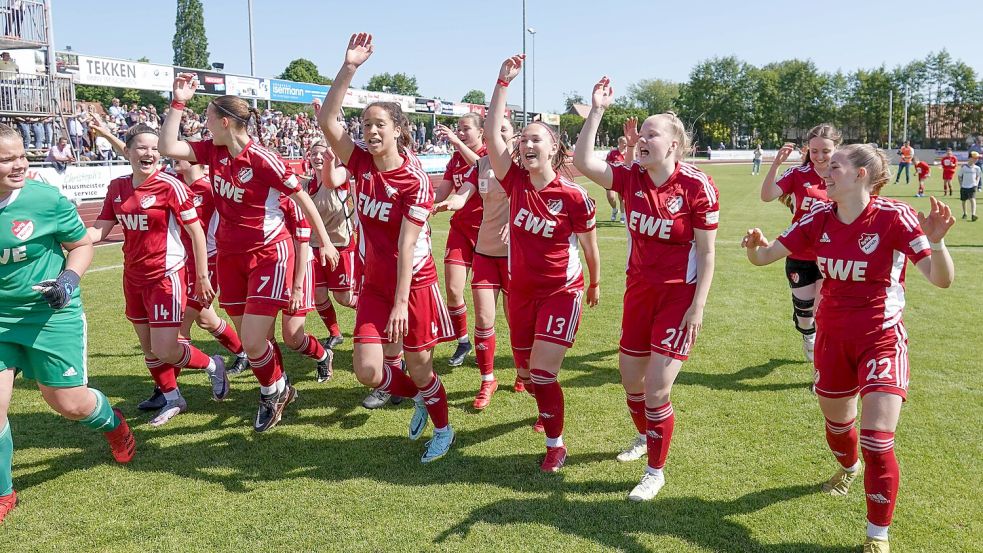 Letztes Jahr jubelten die Auricher B-Juniorinnen vor mehr als 3000 Zuschauern am Ellernfeld über den Einzug in das Finale um die Deutsche Meisterschaft. In diesem erlauchten Feld möchte der Verein im letzten Bundesliga-Jahr nicht fehlen. Foto: Helmut Vortanz