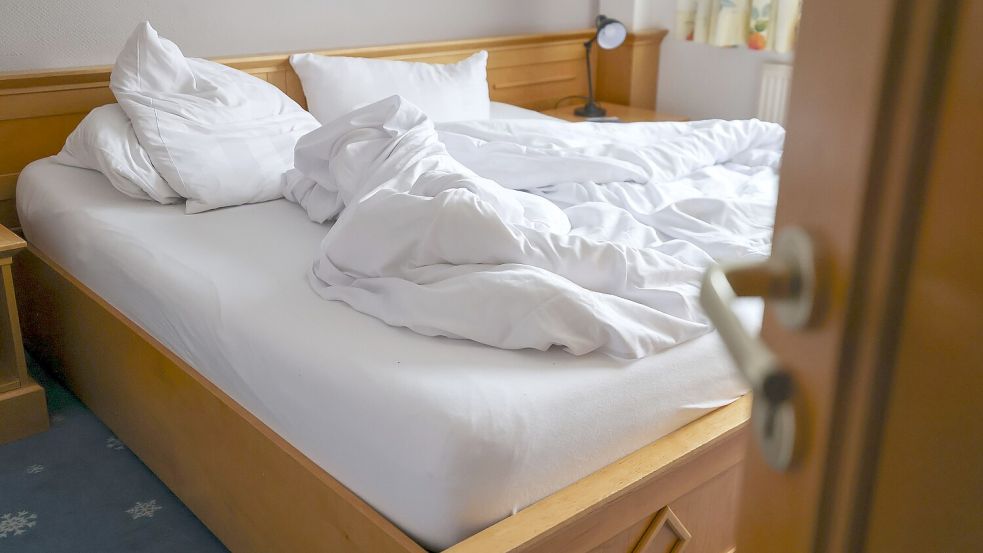 Ein Blick in ein Zimmer mit einem verlassenen Bett. Foto: DPA