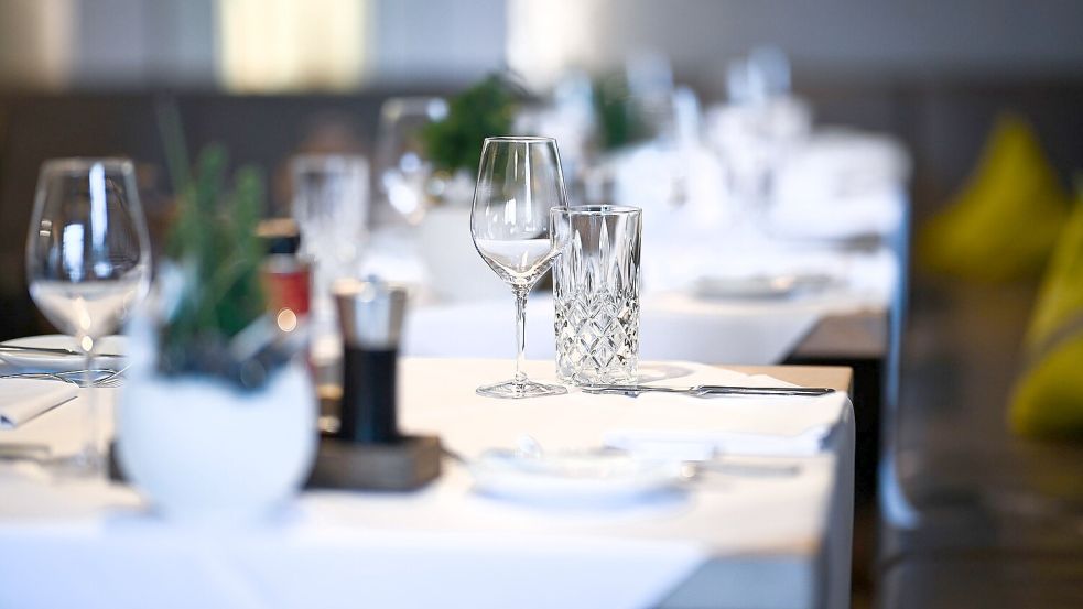 Tische im Restaurant warten auf Gäste. Foto: DPA