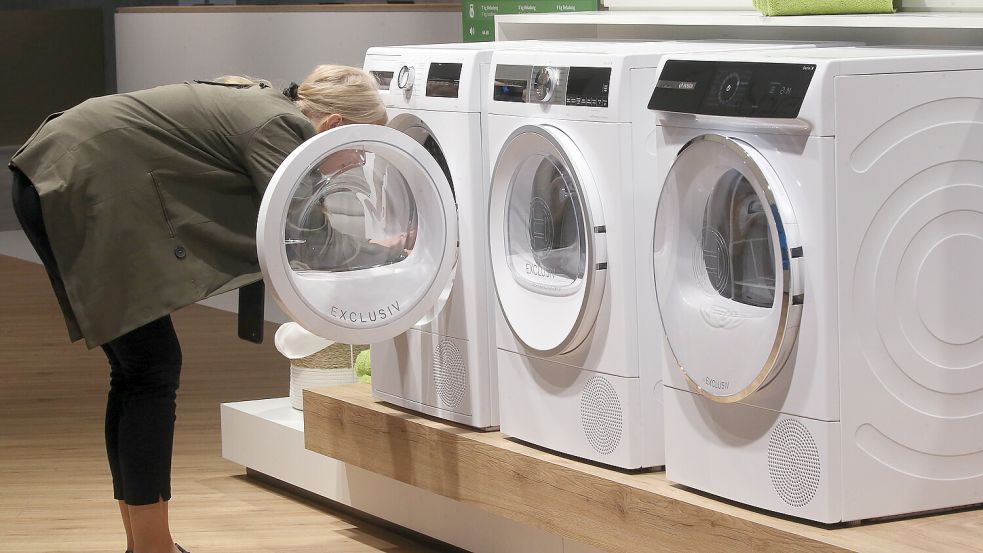 Werden Waschmaschinen künftig häufiger repariert? Fachbetriebe zeigen sich skeptisch. Foto: dpa