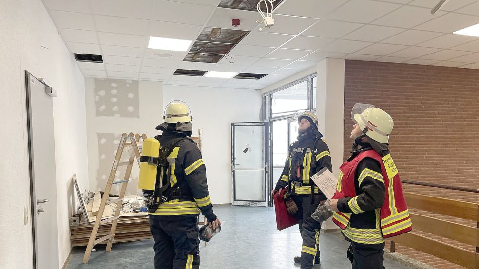 Feuerwehrleute versuchten in der Schule, die Ursache für den Alarm zu finden. Foto: Feuerwehr