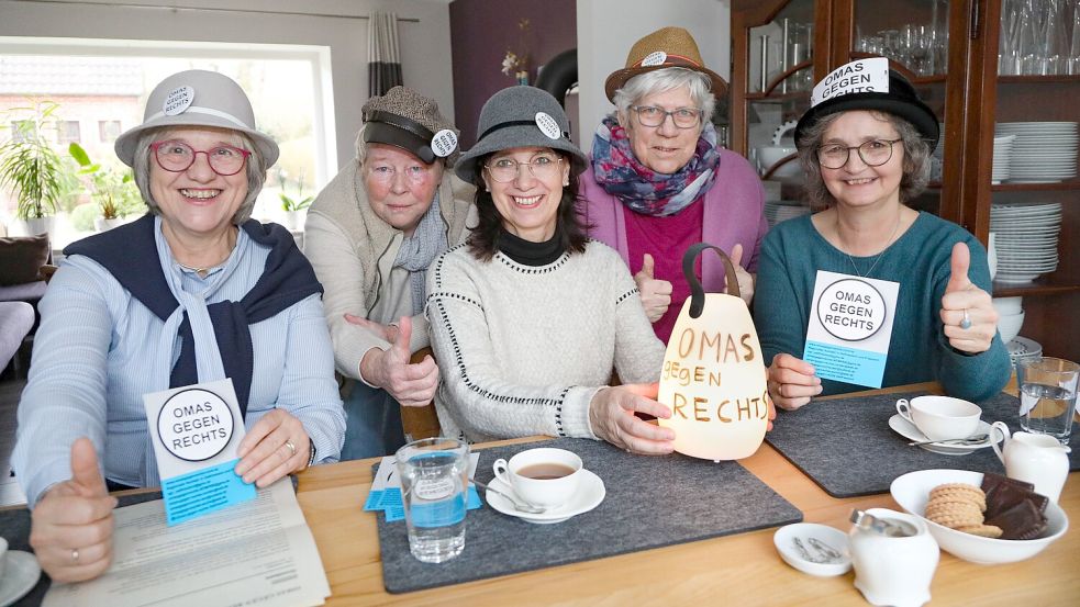 Ulrike Ernsing, Heike Harms, Bettina Hoppe, Karin Harms und Margret Tobiassen sind die ersten Auricher „Omas gegen Rechts“. Foto: Romuald Banik