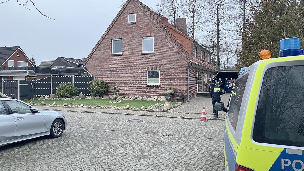 Zum Tötungsdelikt in diesem Haus in Hage sucht die Polizei weiterhin Zeugen. Aktuell wird nach einem unbekannten Radfahrer gesucht. Foto: Archiv