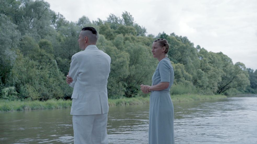 Eine der Schlüsselszenen des Films „The Zone of Interest“: Hedwig Höß (Sandra Hüller) streitet mit ihrem Mann, dem Auschwitz-Lagerkommandant Rudolf Höß (Christian Friedel), weil sie Auschwitz nicht verlassen will. Foto: dpa