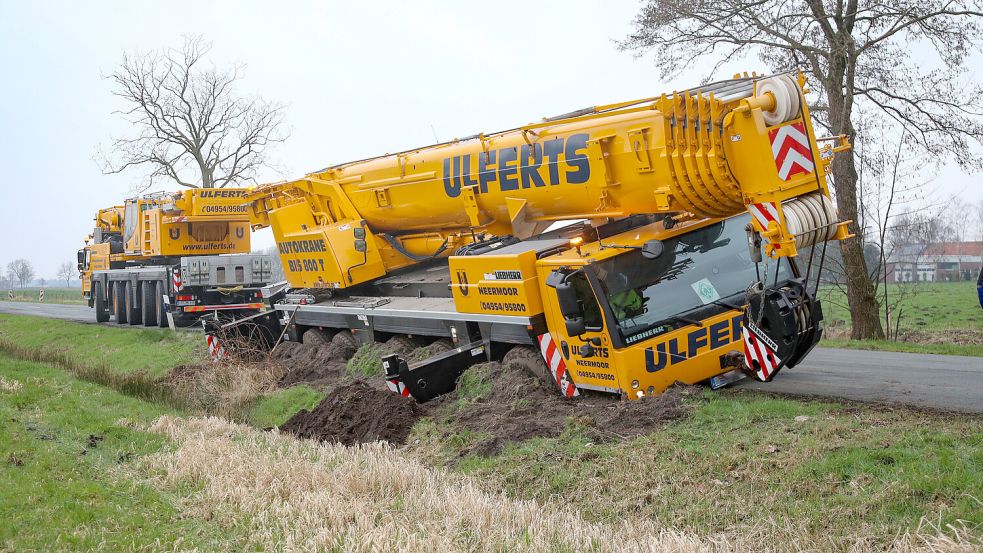 Ordentlich festgefahren: Ein Kranwagen der Ulferts GmbH war am Mittwochvormittag in eine Berme an der Timmeler Straße gerutscht. Foto: Romuald Banik