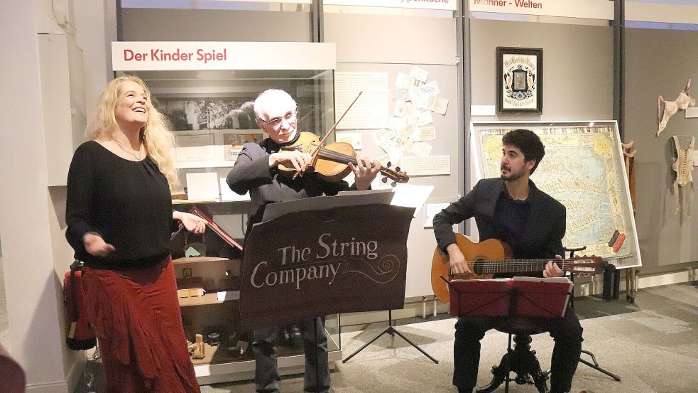 Drei Mitglieder der „String Company“ waren zur Ausstellungseröffnung nach Aurich gekommen. Foto: Karin Böhmer