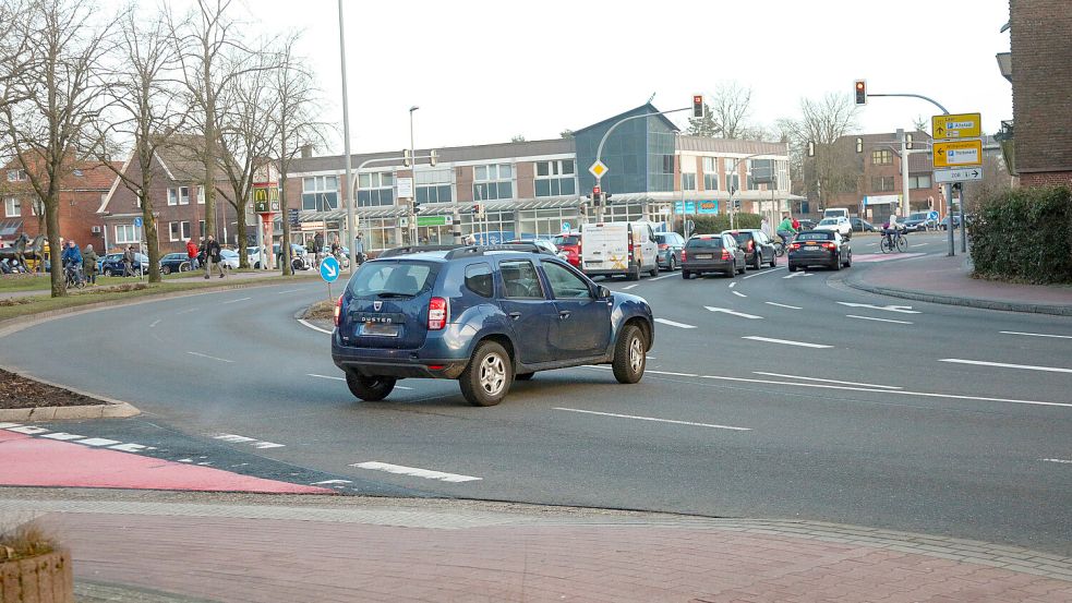 Mit baulichen Maßnahmen soll verhindert werden, dass Fahrzeuge aus dem Breiten Weg nach links in Richtung Pferdemarkt abbiegen. Foto: Romuald Banik