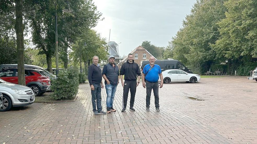 Jann Wunder (von links), Johannes Hogelücht, Mario Toben und Günter Zart von der BWG/CDU-Gruppe drohten zeitweise damit, die Neugestaltung des Leezdorfer Dorfplatzes mit einem Bürgerbegehren zu stoppen. Foto: privat